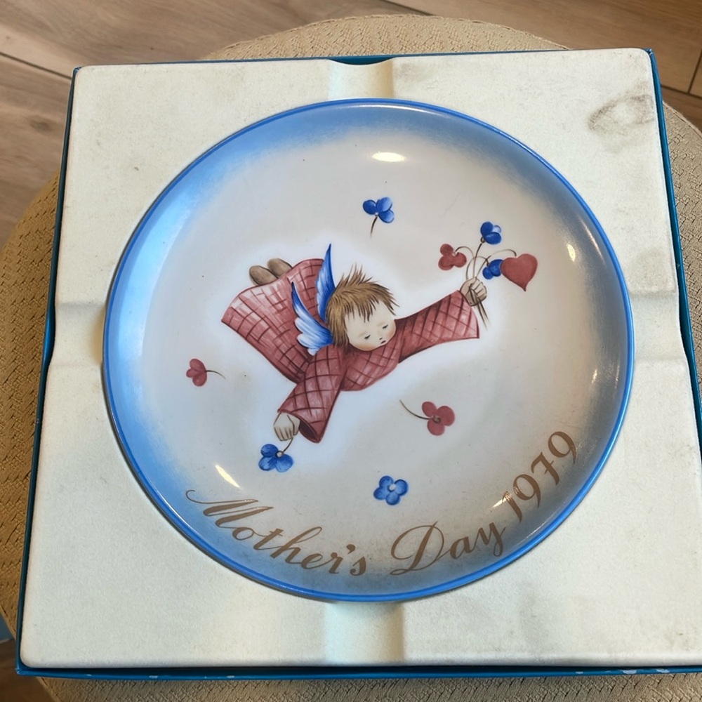Cherub’s Gift inspired by Berta Hummel Schmid plate 1979 Mother’s Day